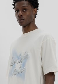 LOW LIGHTS STUDIOS® CHROMATIC - T-shirts med print - ecru