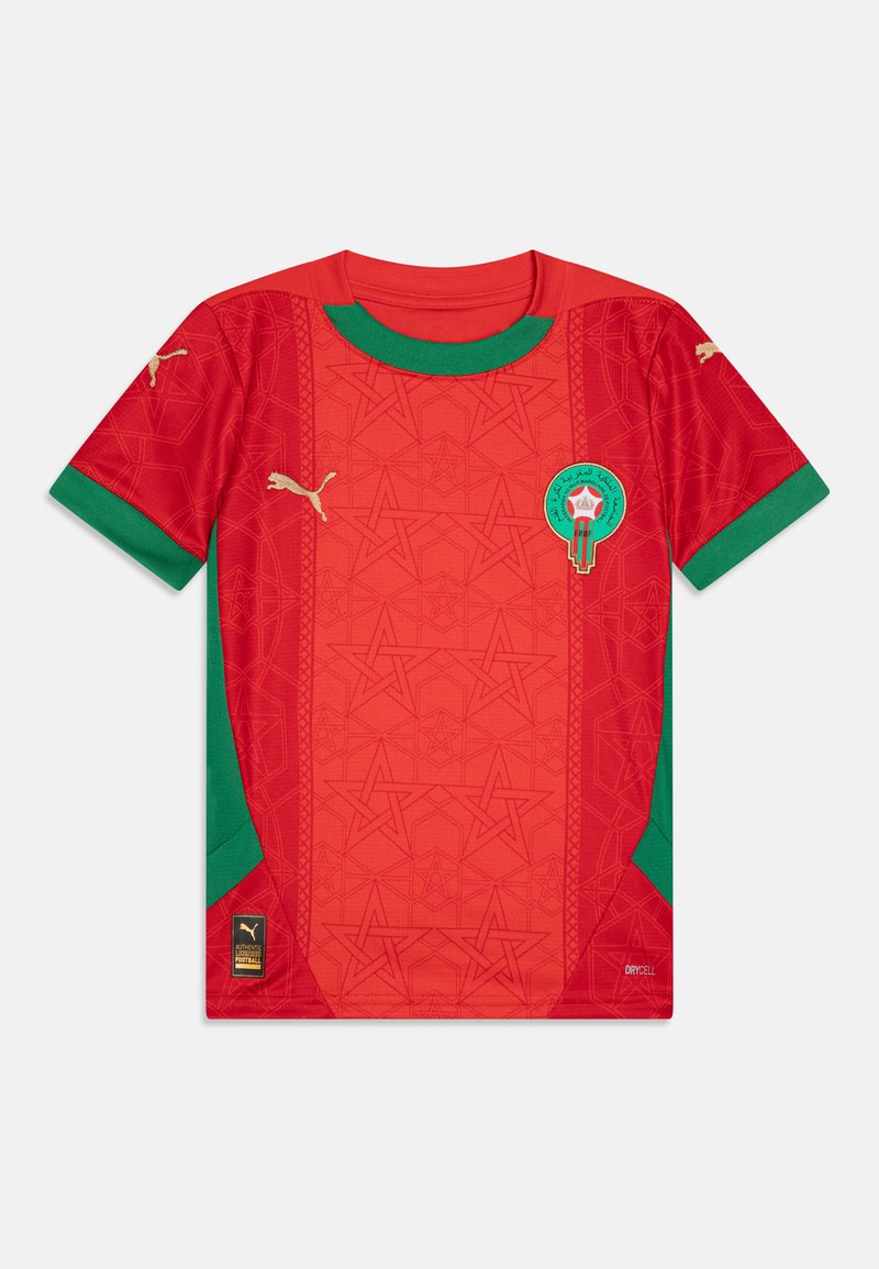 Tricou de fotbal roșu cu accente verzi, cu un model geometric de stele, badge brodat și logo Puma auriu pe mâneci.