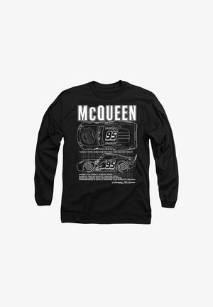 Schwarzes Langarmshirt mit weißem Grafikdesign eines Autos, das den Text "McQUEEN", Fahrzeugdetails und die Charakternummer "95" von Lightning McQueen zeigt.