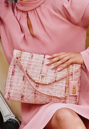 Lipsy QUILTED  - Soma ar siksnu pāri ķermenim - pink boucle