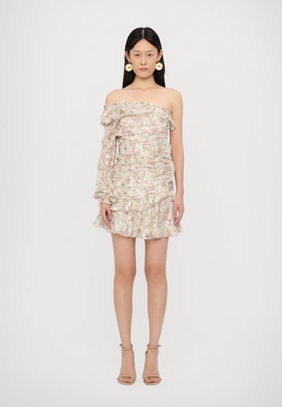 Hüftfreies Kleid aus floral gemustertem Stoff mit Rüschen, das eine figurbetonte Oberteil und einen ausgestellten Rock hat. Akzentuiert mit einem langen Ärmel.