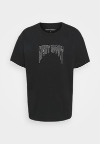 Černé bavlněné tričko s bílým, zubatým logem "NIGHT ADDICT" potištěným na hrudníku. Krátké rukávy a uvolněný střih.