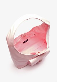 Sac fourre-tout rose brillant avec une texture lisse, comportant une poche zippée à l'intérieur et une fermeture à pression, mettant en valeur une doublure rose contrastante.
