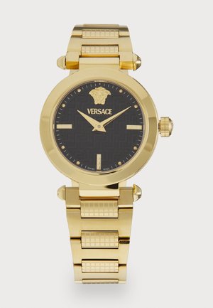 Reloj dorado con una esfera redonda de fondo negro estampado, logo de Versace, marcadores de horas dorados y una pulsera de eslabones con acentos texturizados.