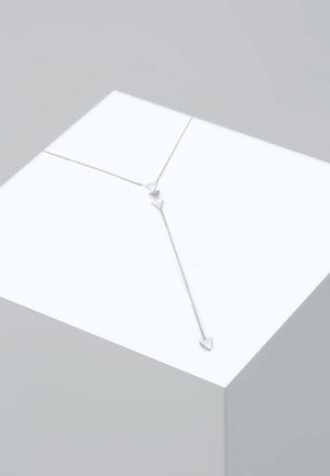 Collier en argent doté d'une chaîne fine, de trois pendentifs triangulaires et d'un design délicat. Surface polie avec des détails géométriques.