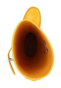 Botte de pluie en caoutchouc jaune avec un extérieur lisse, une tige large et une doublure en tissu doux. Comprend une boucle sur le côté pour un ajustement réglable.