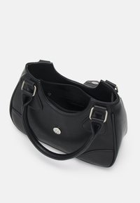 Sac à main en cuir noir avec deux poignées, fermoir magnétique argenté et poche intérieure zippée visible sur fond blanc uni.