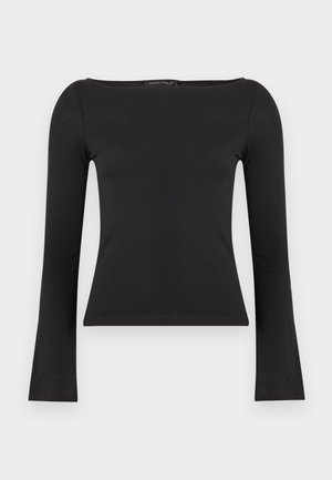 Haut noir à manches longues ajusté avec encolure bateau, manches légèrement évasées et une petite étiquette de la marque à l'intérieur du col arrière.