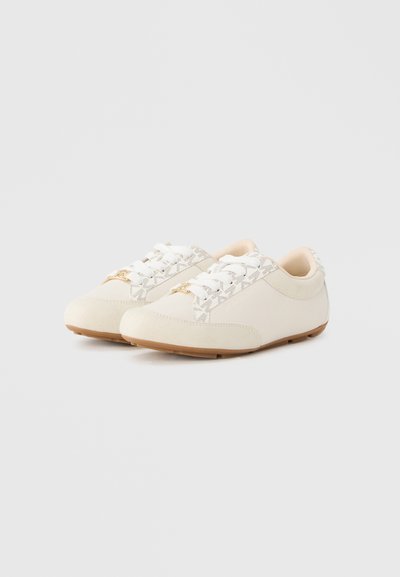 Κρεμ δερμάτινα αθλητικά παπούτσια με υφή, με λευκά κορδόνια και χρυσές λεπτομέρειες. Καφέ λαστιχένια σόλα προσθέτει πρόσφυση.