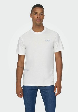 Weißes Baumwoll-T-Shirt mit kurzen Ärmeln, verfügt über ein hellblaues NASA-Logo auf der Brust und blaue Schrift an der Seite. Lässiger Schnitt und glatte Textur.
