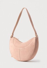 Ροζ σατινέ τσάντα χειρός σε σχήμα μισής σελήνης, με φερμουάρ και έναν μονό ιμάντα ώμου. Διαθέτει ραμμένες λεπτομέρειες στην επιφάνεια.