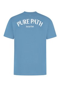 Blauwe katoenen t-shirt met witte tekst die op de achterkant in een gebogen ontwerp "PURE PATH Social Club" leest. Korte mouwen en ronde hals.