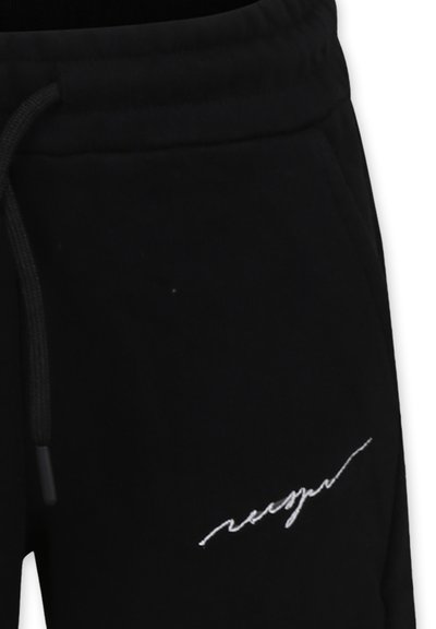 Zwarte sweatpants van zacht materiaal hebben een elastische tailleband, een trekkoord en een witte geborduurde logo aan de linkerkant.