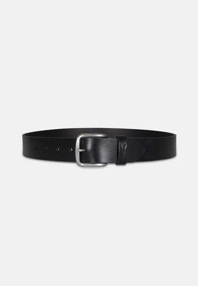 Ceinture en cuir noir avec boucle rectangulaire argentée et plusieurs trous de réglage sur un fond clair uni.
