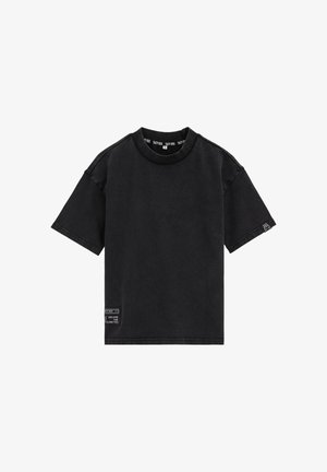 Fekete rövid ujjú, kerek nyakú póló, amelynek nyakánál a "SALTY DOG" felirat olvasható, és az aljánál egy kis folt, rajta az "ESCAPE THE EXPECTED" szöveg.