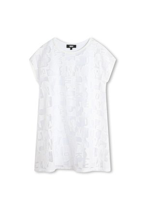 T-shirt à manches courtes blanche avec un design graphique texturé présentant le nom de la marque répété en tailles et styles variés sur le tissu.