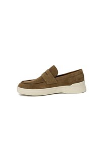 Mocassini in suede marrone con suola in gomma crema bassa. Presentano un design slip-on e una fascia decorativa sulla parte superiore. Punta arrotondata.