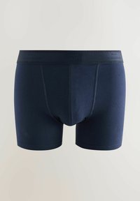 Granatowe bokserki męskie z przeszywanymi szwami i ciemnym elastycznym pasem wytłoczonym napisem "NEXT SIGNATURE."