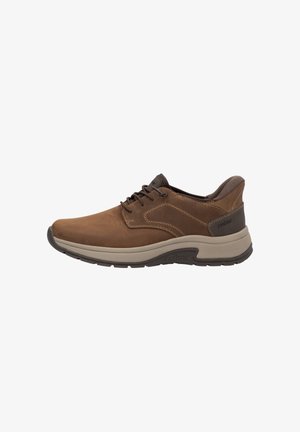 Chaussures en cuir marron avec des accents beiges, des panneaux texturés et une semelle extérieure rembourrée. Présente un système de laçage et des détails de couture contrastants.