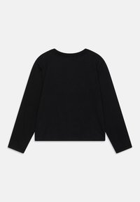 Chemise noire à manches longues en coton, avec un col rond et une coupe courte. Texture lisse, sans motifs ni accents visibles.