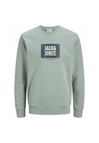 Sudadera verde claro con escote redondeado, puños y bajo de canalé. Presenta un gráfico rectangular con "JACK&JONES" en letras gruesas.