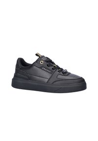 Zwarte sneaker van glad en gestructureerd leer, ronde neus, vetersluiting, gouden accenten en een dikke zwarte rubberen zool.