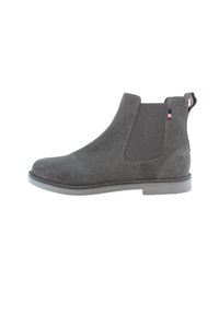Botas Chelsea de ante gris con paneles laterales elásticos, punta redondeada y suela de goma. Presentan un pequeño logotipo en el talón.