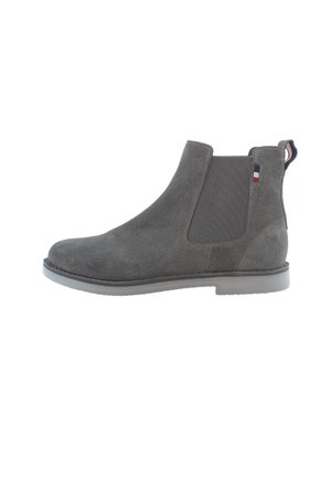 Botas Chelsea de ante gris con paneles laterales elásticos, punta redondeada y suela de goma. Presentan un pequeño logotipo en el talón.