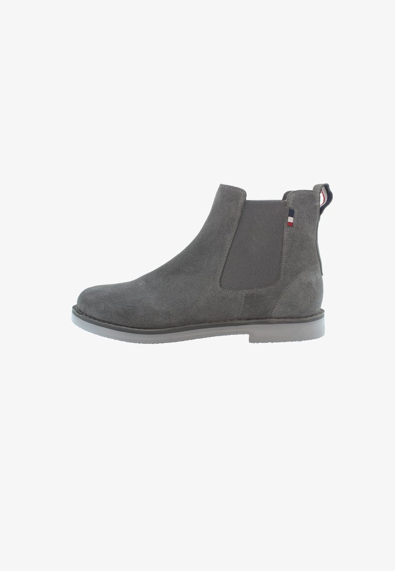 Stivaletti chelsea in suede grigio con pannelli laterali elasticizzati, punta arrotondata e suola in gomma. Presentano un piccolo logo accentuato sul tallone.