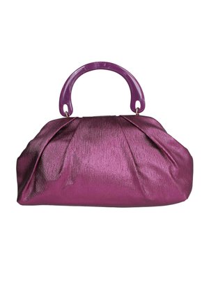 Bolso de mano de tela púrpura brillante con pliegues recogidos y un asa curva sólida púrpura unida con anillos dorados.