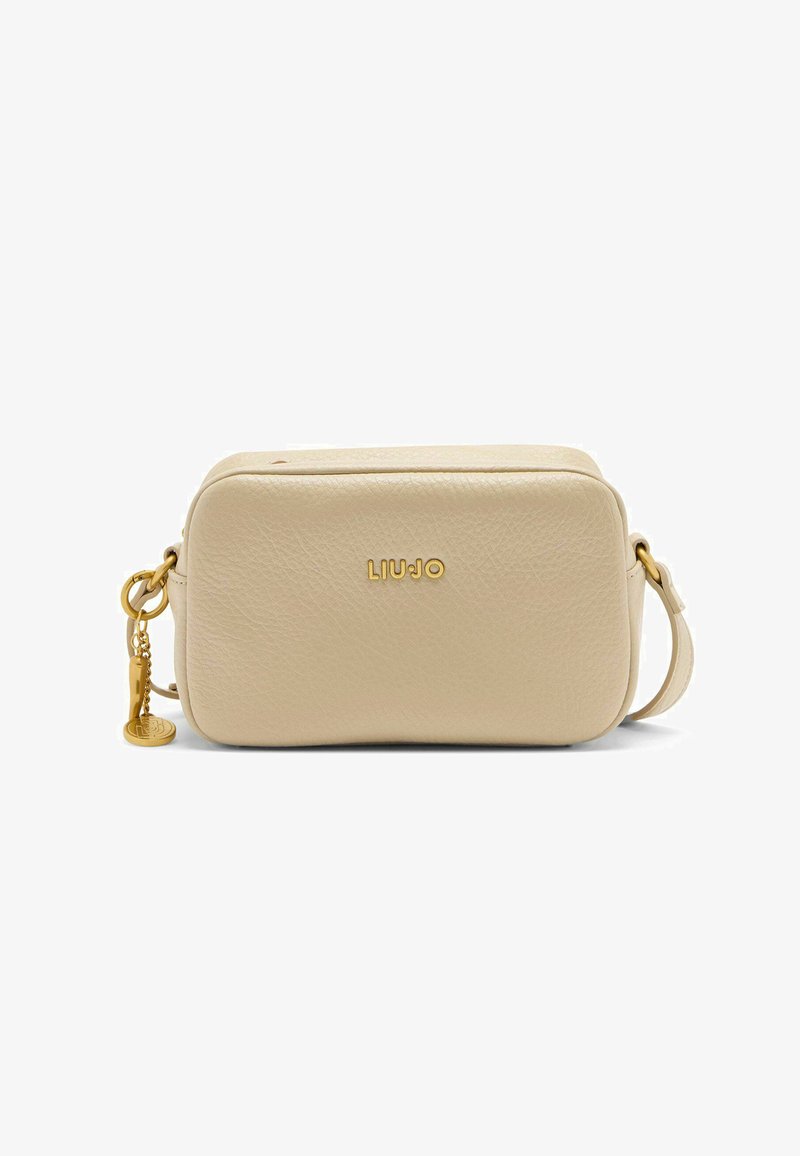 Borsa a tracolla in pelle beige con texture, logo dorato "LIU•JO" e portachiavi dorato sul manico, su sfondo bianco.