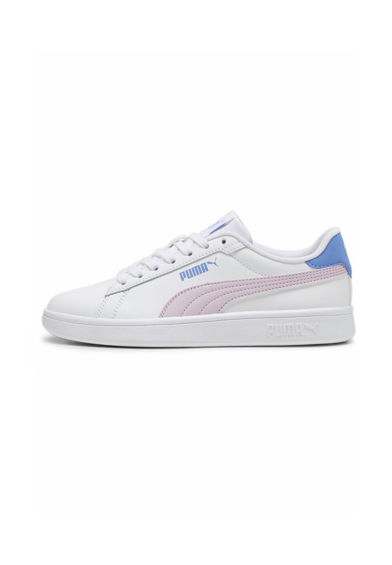 Białe sneakersy z gładką skórzaną powierzchnią, z różowymi i jasnoniebieskimi akcentami, niskoprofilowym designem oraz teksturowaną gumową podeszwą.