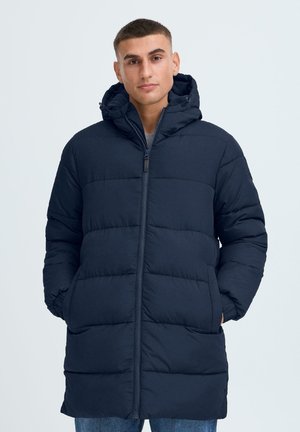 Marineblauer Daunenmantel mit Kapuze, ausgestattet mit einem gesteppten Design, einem Frontreißverschluss und Seitentaschen. Das Material wirkt weich und isoliert.