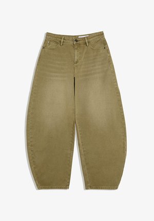 Széles szárú khaki nadrág elöl gombbal és cipzárral, övbújtatókkal és öt zsebes kialakítással, fehér háttéren lefektetve.