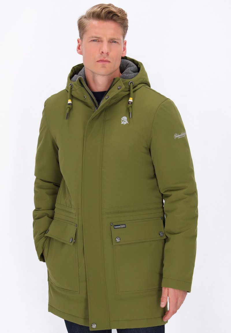 Parka olive avec capuche, dotée d'une fermeture éclair et de pressions, de deux poches avant et d'un logo sur la poitrine.