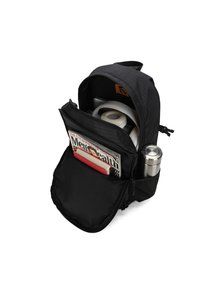 Zaino nero con una tasca frontale con zip, contenente una rivista, un quaderno e un thermos argentato. Presenta un tessuto testurizzato e un design robusto.