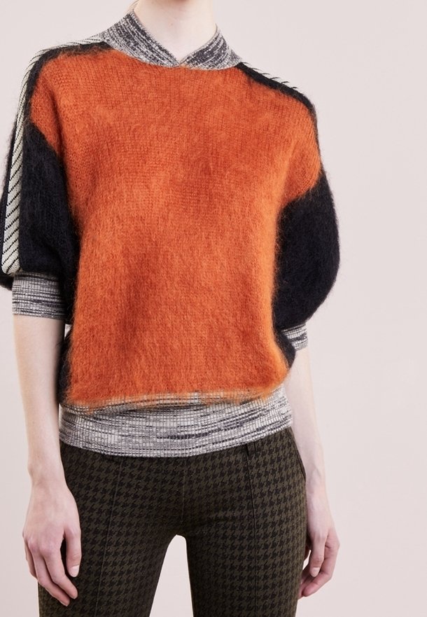 Übergroßer, farblich blockierter Pullover in Orange, Schwarz und Grau mit strukturiertem Design, geripptem Ausschnitt und kontrastierenden Ärmeln.