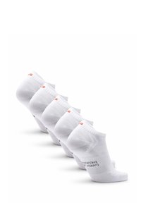 Calcetines blancos de tobillo con una textura acanalada, que presentan un logo rojo y una zona del dedo del pie suave. Dispuestos en una formación escalonada.