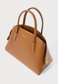 Borsa in pelle color cuoio con due manici arrotondati, chiusura a girello dorata sul lato e piccolo nome del marchio "Coccinelle" in oro sulla parte anteriore.