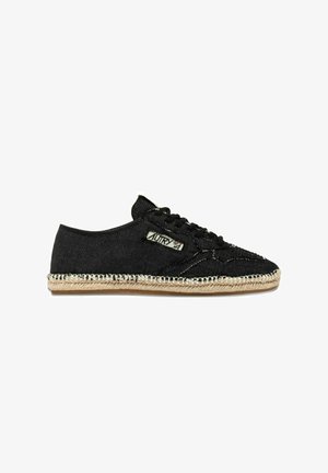 Sneaker espadrille nero in tela bassa con suola in juta intrecciata e etichetta di tessuto con marchio sul lato, mostrata su sfondo bianco.