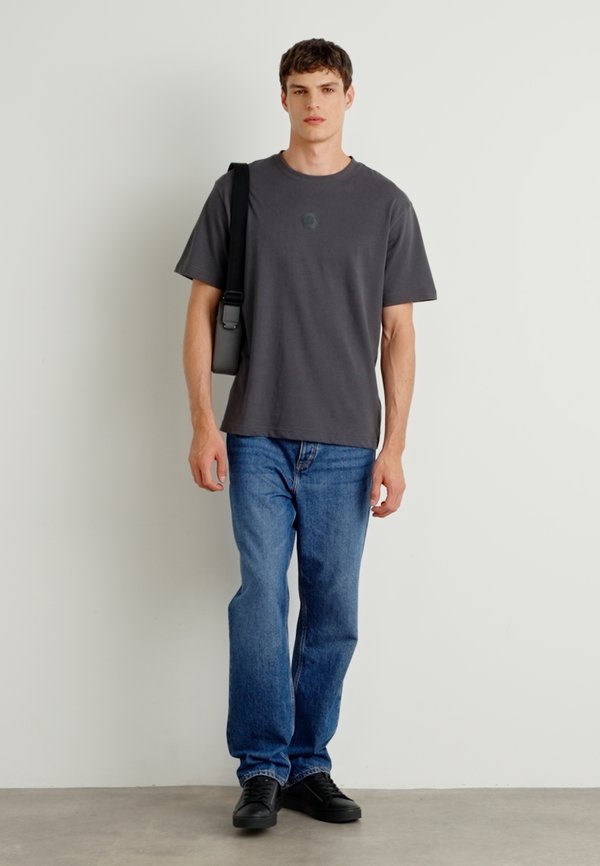 TEE FUTURE - Basic T-shirt4