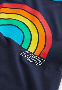 Little Bird SHORT SLEEVE RAGLAN COLOURFUL - REGULAR FIT - Majica kratkih rukava s printom - navy rainbow