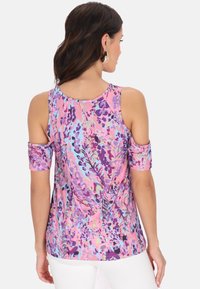 Kurzärmliges Oberteil mit pinken, lilafarbenen und blauen Blumenmustern, Rundhalsausschnitt und einem Cut-out-Design an den Schultern mit Knotendetail auf der Rückseite.