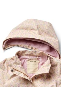 Veste légère avec un motif floral rose, capuche et doublure rose. Comprend une fermeture éclair à l'avant avec des boutons-pression et une étiquette à l'intérieur.