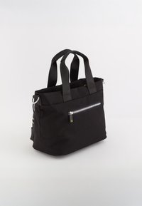 Sort stof tote tas med to håndtag, en lynlåslomme foran og hardware detaljer på siden. Struktureret form med en glat overflade.