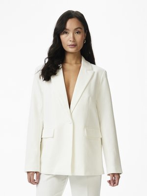 Bílý dobře střižený blazer s výpustkovým límcem, zapínáním na jeden knoflík, dvěma předními kapsami a dlouhými rukávy, který se vyznačuje strukturovaným designem.