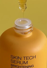 Flacone di siero giallo con contagocce trasparente, dotato di tappo bianco opaco. Il liquido è di un giallo brillante, con una consistenza liscia.