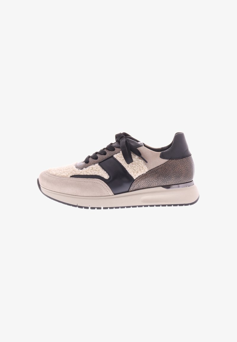 Sneakers met een beige suède en zwart leren bovenkant, voorzien van een gestructureerd bruin accent, ronde neus en zwarte veters. De Zool biedt demping.