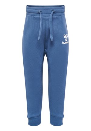 Blauwe joggingbroek van zacht materiaal met een elastische tailleband, trekkoord en taps toelopende boorden. Heeft een wit logo aan de zijkant.