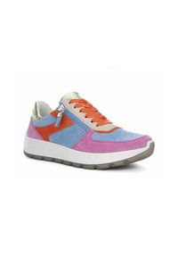 Mehrfarbige Sneaker mit blauen, rosa und orangefarbigen Wildlederelementen, einem seitlichen Reißverschluss und orangefarbenen Schnürsenkeln auf einer weißen, klobigen Sohle.
